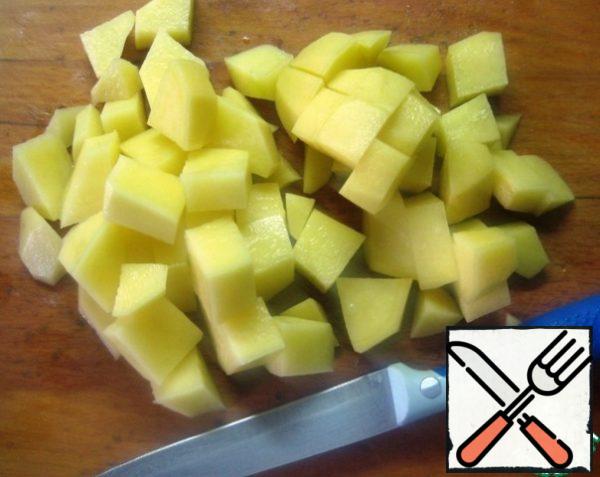 Peel the potatoes, cut them into small pieces and send them to cook in broth / water.