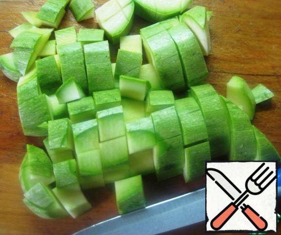 Cut the zucchini into small pieces.