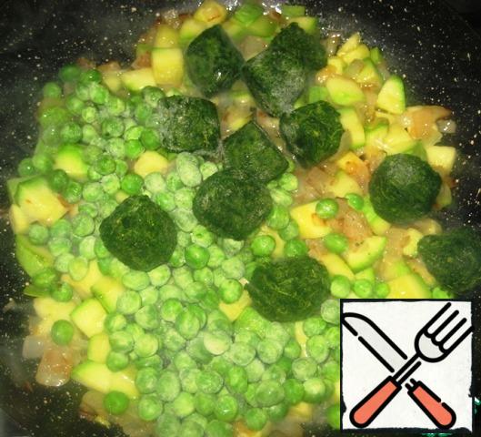 As soon as the zucchini becomes soft, add the green peas and spinach (not previously defrosted).