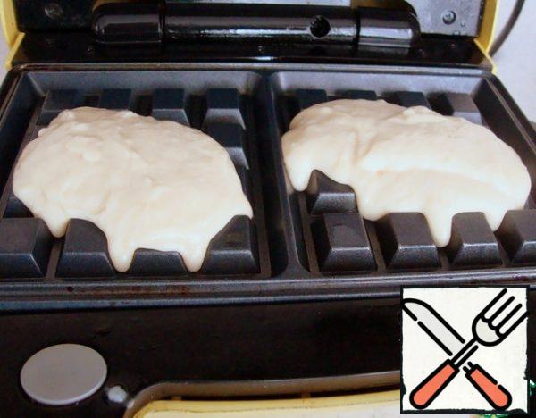 Grease the waffle iron with oil and heat it.
Put a full tablespoon of dough in a heated waffle iron and bake for about 4-5 minutes.
The baking time depends on your waffle iron.