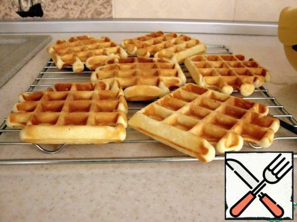 Cool the hot waffles on the grill.