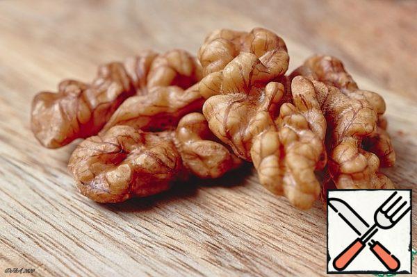 Soak the walnuts in boiling water in advance until the water cools down. Drain cold water, rinse with cold water and dry in a hot frying pan without oil. Flip the beans on a sieve and let the liquid drain.