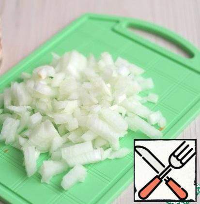 Chop the onion (1 PC.) into small cubes.