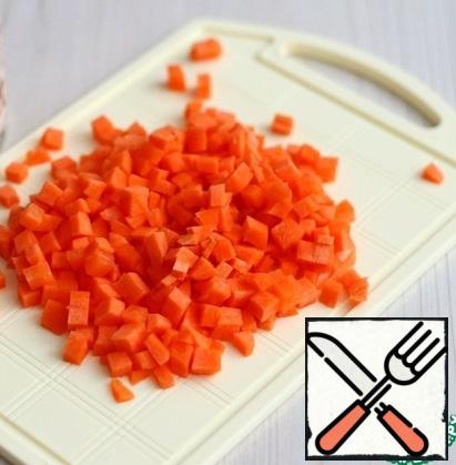 Chop the carrots (1 PC.) into small cubes.