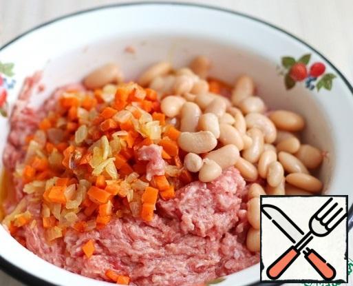 Previously, add salt and ground black pepper to the prepared mince, add 1 tablespoon of starch and 1 tablespoon of corn flour, add 50 ml. boiled water. Mix the minced meat well, then beat it well. Add the minced vegetables passerovannye, add white canned beans. Additionally, mix the minced meat well.