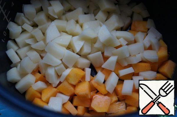 Peel the potatoes and squash, wash and cut into cubes. Put it in the bowl of a slow cooker and set the stew program for 1 hour.