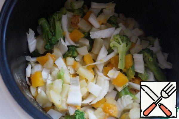 After 20 minutes, add the chopped broccoli and Peking cabbage, stir and simmer further.