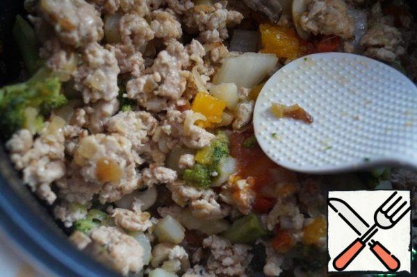 10 minutes before cooking, add the minced chicken with onions and chopped herbs to the bowl of the slow cooker. Add salt and pepper to taste, add spices. When the program expires, the stew will be ready.