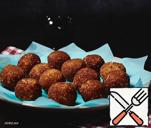 During this time, heat the refined vegetable oil for deep-frying. Fry the balls until Golden brown. Put them on a napkin to remove excess oil.