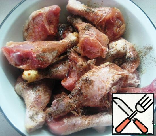 I have a portion designed for a large company))) if necessary, reduce the number of ingredients)))Put the chicken shanks in a convenient marinating dish. Season with salt and black pepper, RUB your hands into the shins. Add soy sauce and lemon juice.