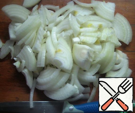 Meanwhile, prepare the mushroom gravy. Cut the onion into quarter rings.