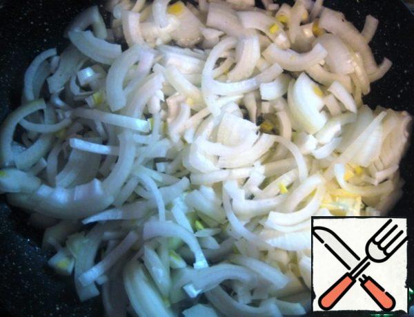 Heat the butter and vegetable oil in a frying pan. Add the onion and fry over medium heat until the onion is Golden.