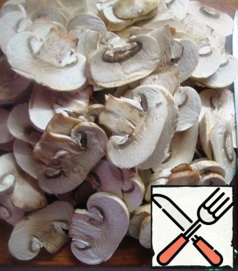 Large plates cut the mushrooms.
