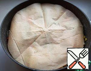 From baking paper, cut a circle of diameter according to the size of the pan. Cover the fish with a paper disc and a lid.
Cook over medium heat for 10-15 minutes. Depending on the thickness of the fish.