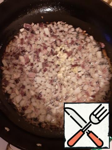 Finely chop any non-hot shallot, red or white. Pour into the pan, fry until transparent and add finely chopped garlic.