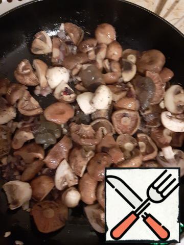 After a couple of minutes add the sliced mushrooms, season with salt, sprinkle a little dried thyme and pink pepper. Give the mushrooms a little gilding. Do not cover with a lid.