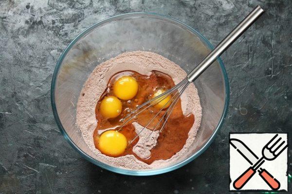 Eggs and milk should be removed from the refrigerator in advance so that they acquire room temperature. Sift flour, cocoa and powdered sugar into a bowl, add vanilla sugar and salt. Mix it. Add the eggs and mix lightly with a hand whisk.