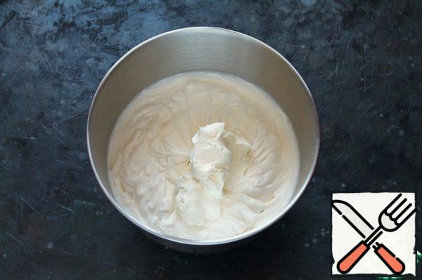 In the cooled cream, sift the powdered sugar and beat in a pre-cooled bowl with a mixer until stable peaks, so that the cream does not move when the bowl is tilted. Add the curd cheese and beat at low speed until smooth.