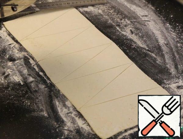 For bagels, the dough is rolled out slightly, but more in length. Cut into triangles.