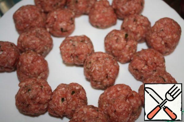 Mix the minced meat with finely chopped parsley, salt and pepper to taste.
Make small meatballs.
Meatballs can be fried or baked. I bake them for about 30 minutes.