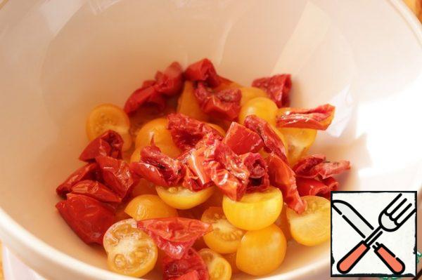 Cut the cherry tomatoes and sun-dried tomatoes and mix them in a bowl.
