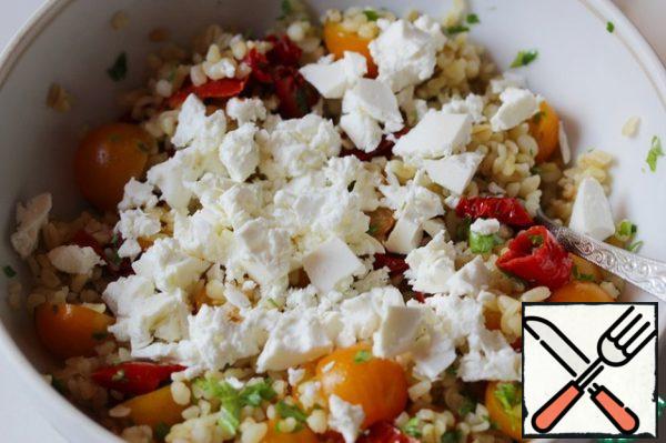 Crumble the feta into large pieces and add to the bowl. Stir.
Serve as an independent dish or, if you want, as a side dish.
Very tasty! A successful and pleasant combination, I recommend you to try it!