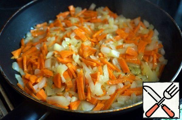 In a frying pan, heat a spoonful of vegetable oil, fry the onion until transparent, add the carrots, and fry until soft. Cool.