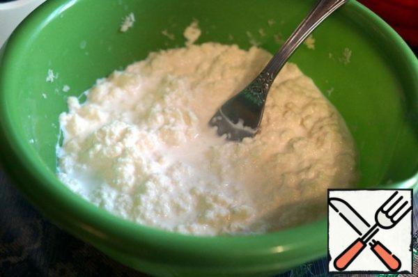 Finely chop the fat and you can grate it.
Cut the crusts from the loaf, pour the milk into the pulp and mash it with a fork.