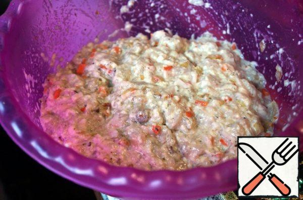Separate the meat from the ridge and finely chop it with a knife.
Prepare the filling: mix the fish pulp, fried onions and carrots, bacon, soaked bread, salt and pepper, add marjoram and nutmeg grated on a fine grater, mix thoroughly. The mass will seem liquid to you – don't let it bother you.