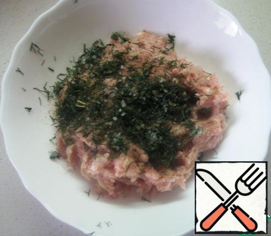 Season the minced meat to taste with salt and black pepper, add the chopped dill, and mix thoroughly.
