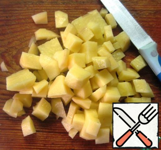 Vegetable part of the soup:cut the potatoes into small pieces and send them to a pot of water, bring to a boil, reduce the heat.