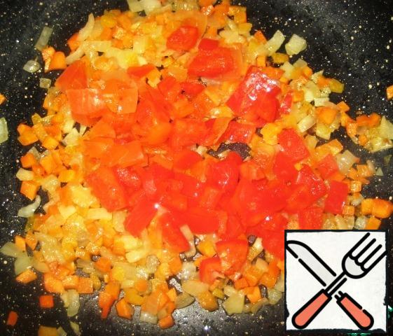Cut the sweet pepper into small pieces and put it in the pan with the carrots and onions. Fry everything together for 2-3 minutes, do not forget to stir.