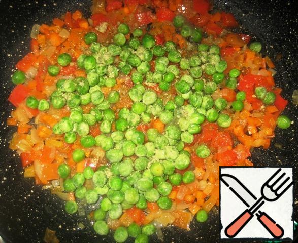 Add the green peas (not previously defrosted), season the vegetables with salt and black pepper to taste, fry the vegetables for another 1-2 minutes and remove the pan from the heat.