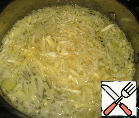 When the potatoes are almost ready, put the cabbage in a pot, let it boil, and reduce the heat.
