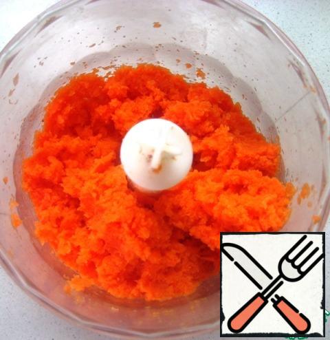 Peel the carrots, cut them into chunks and mash them with a blender.