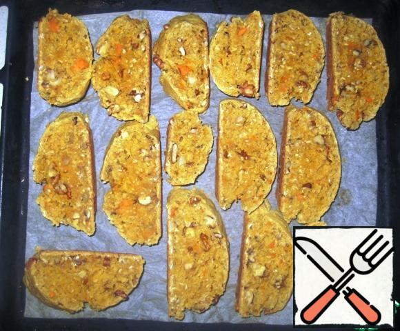 Carefully, slightly diagonally cut the loaves with a knife into pieces 1-1. 5 cm thick.Put the biscotti on a baking sheet and put it back in the oven for 10-15 minutes.