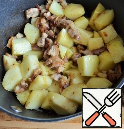 Peel the potatoes and cut them into large chunks.
Add to the meat and fry for 5 minutes.