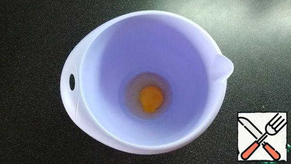 Remove the egg and milk from the refrigerator in advance.
This is necessary in order for them to connect better in the dough.