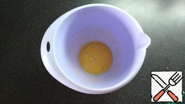 In a deep bowl, mix the egg with the sugar, vanilla sugar and salt until smooth.