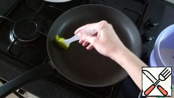Before frying the first pancake, it is better to grease the pan with vegetable oil, so that the pancake does not stick