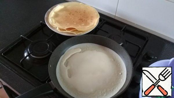 Fry the pancakes on high heat in a hot frying pan on both sides until golden brown.