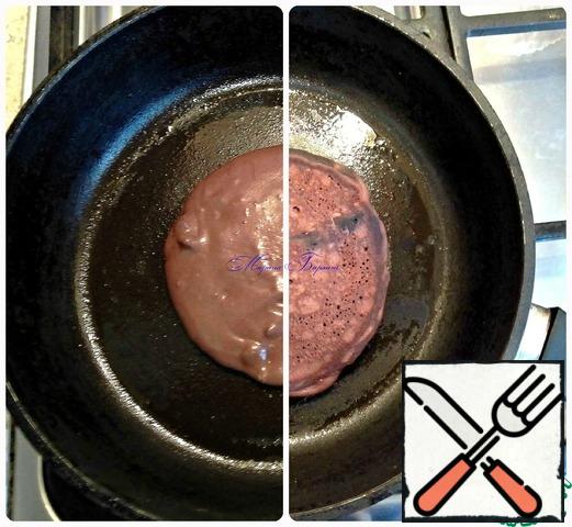 Heat a frying pan over medium heat and lightly oil it. For each pancake, take 1-2 full tablespoons of dough.
Fry immediately on the medium power of the burner, with a minimum amount of oil, on both sides.