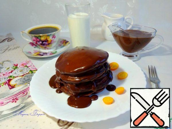 In parallel, prepare the Chocolate sauce. In a small saucepan, heat 100 ml of milk or cream (any fat content), almost to a boil, remove from the burner. Add 60-100 g of chopped chocolate and let stand for 2 minutes. After this time, stir until a smooth chocolate sauce is created.
Serve the pancakes warm with chocolate sauce!