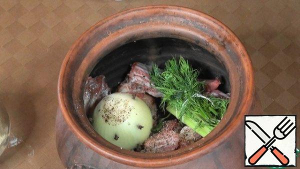 Put the meat in an earthen pot. Season with salt and pepper. Put the cloves in the onion and put them in the pot. Add a bunch of greens to the pot.