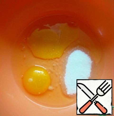 With a whisk mix the eggs with the sugar.