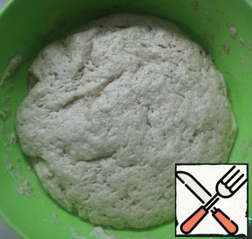 The dough came up. Dust the surface with flour and lay out the dough.