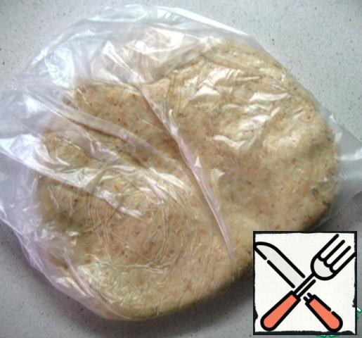 Wrap the dough in cling film and put it in the refrigerator for 1-1. 5 hours.