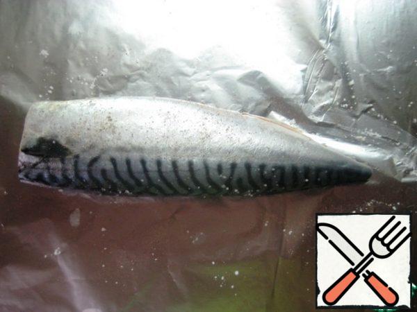Filling:Season the mackerel with salt and black pepper, wrap in foil and bake in the oven until ready.