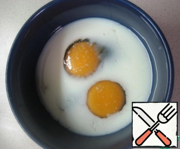 Filling: combine the milk and eggs in a bowl, add a pinch of salt and beat thoroughly with a fork.