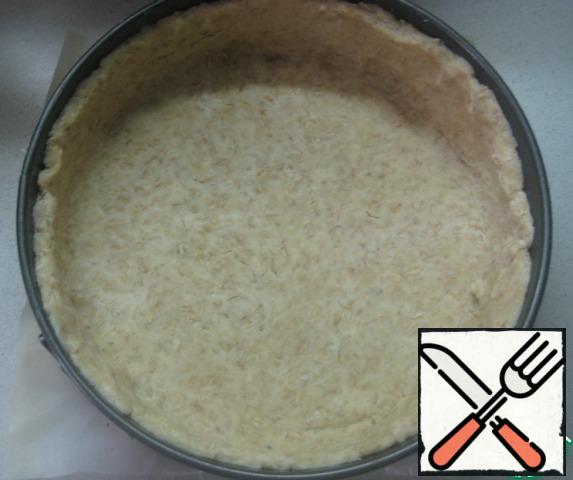Transfer the dough to the form, form the sides of the cake.Send to bake in a preheated 180 degree oven for 15 minutes.